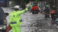 Polisi telah dikerahkan untuk mengatur lalulintas yang tersendat akibat banjir.
