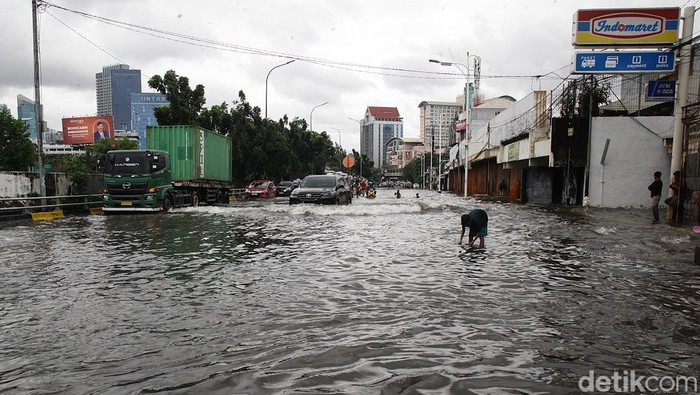 Jalan Latumenten Grogol Banjir, Arus Lalu-lintas Tersendat Sejumlah pengendara melewati banjir di Jl Latumenten, Grogol, Jakarta, Rabu (29/1/2025). Banjir sekitar 50 sentimeter tersebut akibat tingginya intensitas hujan. Akibatnya, arus kendaraan dari arah Slipi menuju Pluit sempat tersendat. Beberapa mobil memilih putar balik di flyover Grogol saat melihat banjir. Air menggenangi jalan hingga menyisakan satu lajur untuk kendaraan. Foto dijepret sekitar pukul 11.30 WIB.