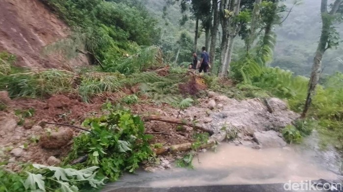 Jalur utama Madiun menuju Telaga Ngebel Ponorogo longsor.
