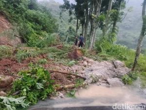 Jalur Madiun ke Wisata Telaga Ngebel Ponorogo Tertutup Longsor