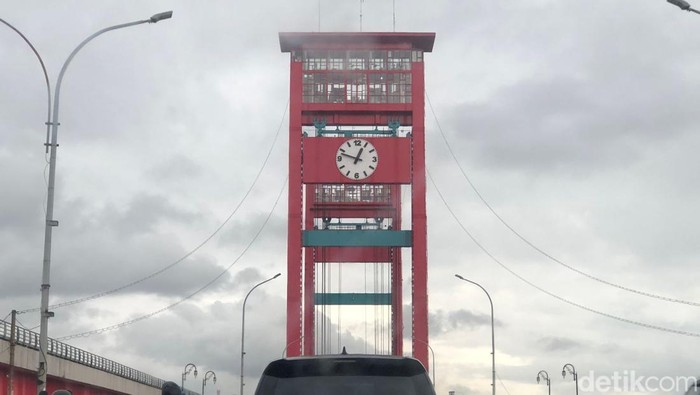 Jam besar Jembatan Ampera rusak.