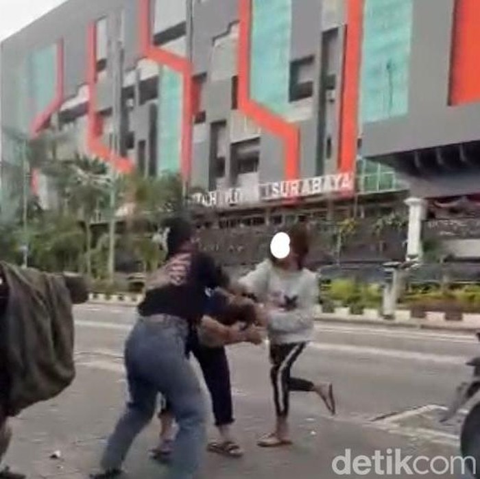 Jambak-jambakan hingga Pengeroyokan remaja di Surabaya