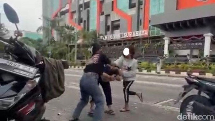 Jambak-jambakan hingga Pengeroyokan remaja di Surabaya