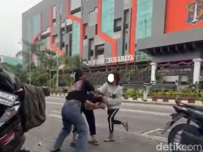 Jambak-jambakan hingga Pengeroyokan remaja di Surabaya