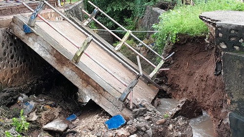 Jembatan ambruk di Kelurahan Naikoten 1, Kecamatan Kota Raja, Kota Kupang, NTT, Rabu (29/1/2025).