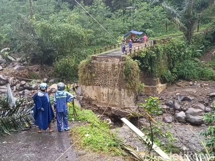 Jembatan Tambelan di Desa Kayupuring, Kecamatan Petungkriyono, Kabupaten Pekalongan, yang putus akibat banjir Sungai Welo pada Senin (20/1) sore. Dipotret Rabu (29/1/2025).