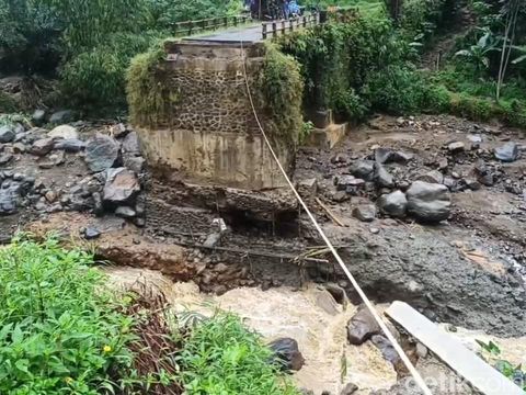 Jembatan Tambelan di Desa Kayupuring, Kecamatan Petungkriyono, Kabupaten Pekalongan, yang putus akibat banjir Sungai Welo pada Senin (20/1) sore. Dipotret Rabu (29/1/2025).