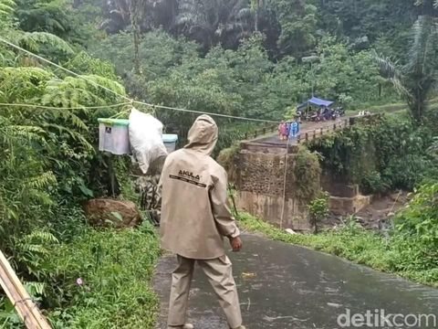 Jembatan Tambelan di Desa Kayupuring, Kecamatan Petungkriyono, Kabupaten Pekalongan, yang putus akibat banjir Sungai Welo pada Senin (20/1) sore. Dipotret Rabu (29/1/2025).