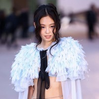 Wanita 29 tahun ini memadukan jubah dengan celana  berpotongan lebar warna hitam. Rantai pinggang ditampilkan sebagai aksesori yang makin mengaksentuasi pinggangnya. Foto: WireImage/Marc Piasecki