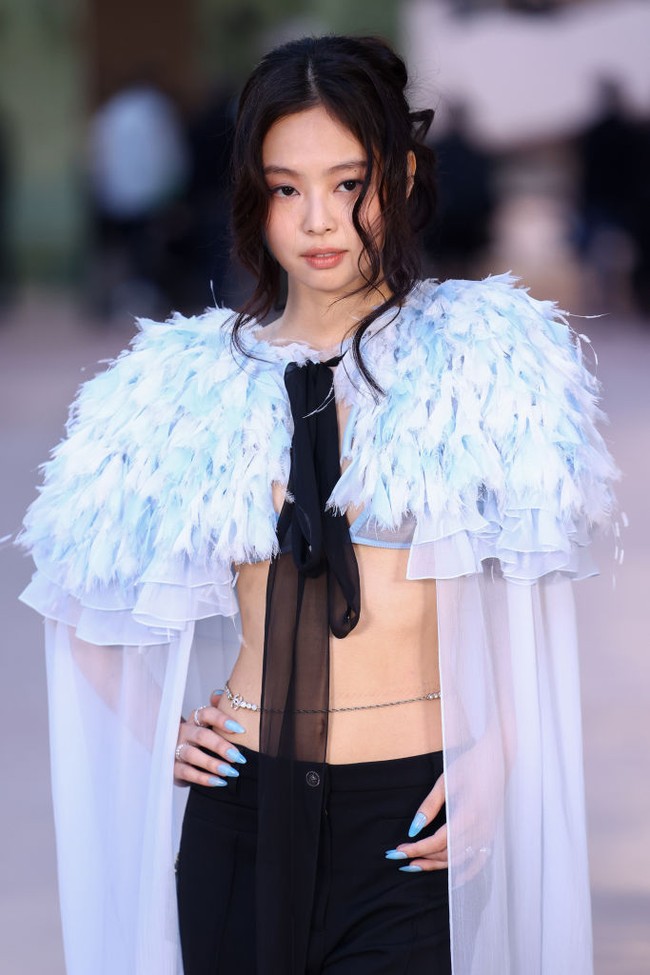 Jennie menata rambutnya dengan sanggul acak dan poni bergelombang yang membingkai lembut wajah mungilnya. Foto: WireImage/Marc Piasecki