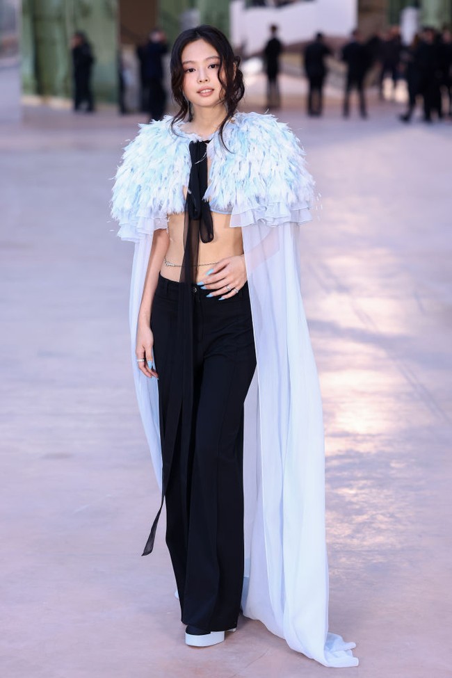 Jennie Kim, atau dikenal sebagai Jennie BLACKPINK, jadi salah satu tamu A-list di fashion show Chanel Haute Couture Spring-Summer 2025 yang digelar di Paris, Prancis, Selasa (28/01/2025). Foto: WireImage/Marc Piasecki