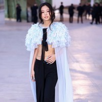 Jennie Kim, atau dikenal sebagai Jennie BLACKPINK, jadi salah satu tamu A-list di fashion show Chanel Haute Couture Spring-Summer 2025 yang digelar di Paris, Prancis, Selasa (28/01/2025). Foto: WireImage/Marc Piasecki