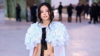 7 Gaya Jennie BLACKPINK Pakai Jubah Tanpa Dalaman, Ekspos Perut Ramping