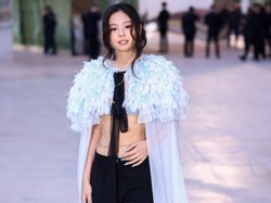 7 Gaya Jennie BLACKPINK Pakai Jubah Tanpa Dalaman, Ekspos Perut Ramping