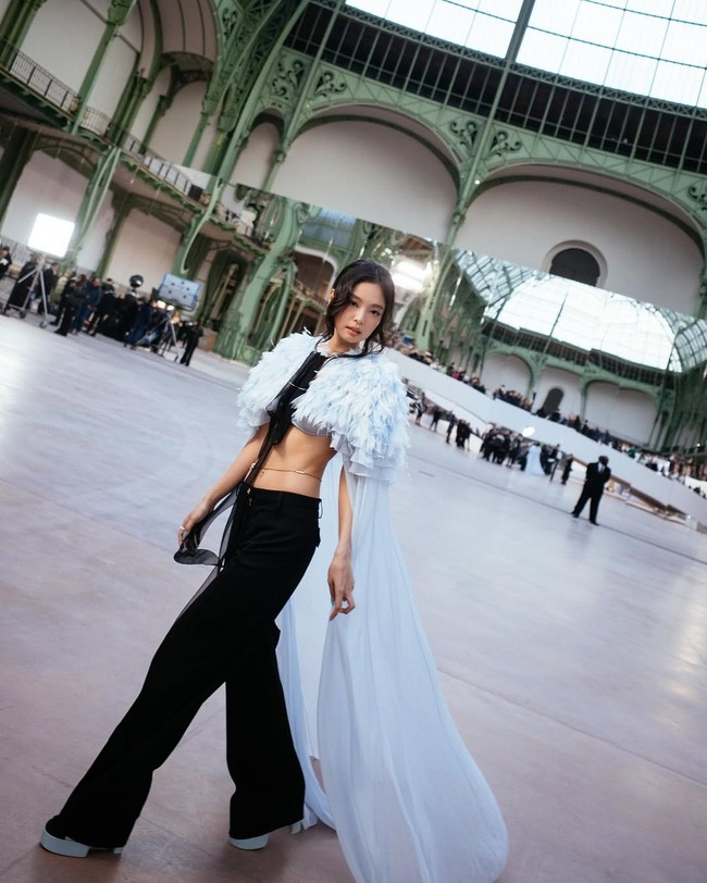 Penyanyi yang pernah menjajal dunia akting lewat serial ‘The Idol’ ini melengkapi keseluruhan busananya dengan platform heels bersol tebal, memberi sedikit sentuhan edgy. Foto: Instagram/@jennierubyjane