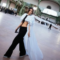 Penyanyi yang pernah menjajal dunia akting lewat serial ‘The Idol’ ini melengkapi keseluruhan busananya dengan platform heels bersol tebal, memberi sedikit sentuhan edgy. Foto: Instagram/@jennierubyjane