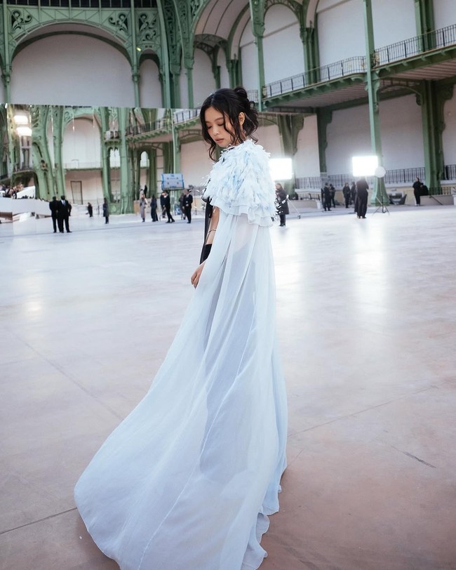 Wajahnya dipulas makeup yang menjadi ciri khasnya, dengan gaya natural bernuansa peach nude. Foto: Instagram/@jennierubyjane