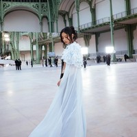 Wajahnya dipulas makeup yang menjadi ciri khasnya, dengan gaya natural bernuansa peach nude. Foto: Instagram/@jennierubyjane