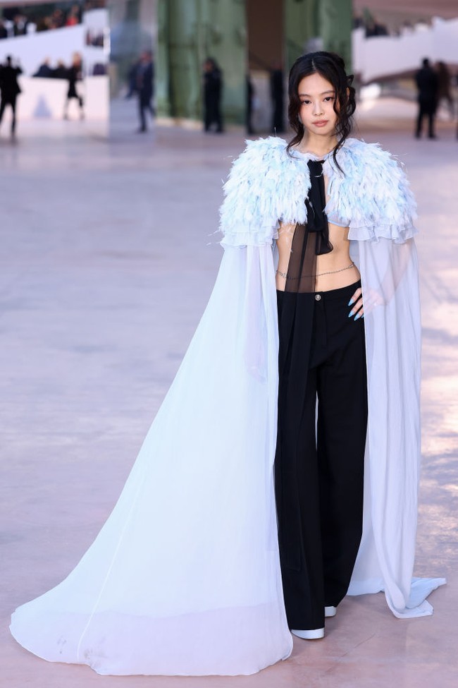 Pelantun lagu ‘Mantra’ ini tampil mengenakan jubah bulu beraksen ruffle dengan hiasan pita di tengahnya. Foto: WireImage/Marc Piasecki