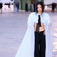 Pelantun lagu ‘Mantra’ ini tampil mengenakan jubah bulu beraksen ruffle dengan hiasan pita di tengahnya. Foto: WireImage/Marc Piasecki