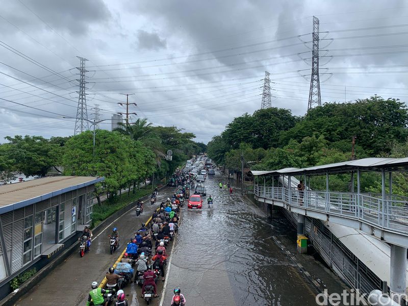 Jl Daan Mogot, Jakarta Barat, banjir, 29 Januari 2025 pukul 12.00 WIB. (Mulia Budi/detikcom)