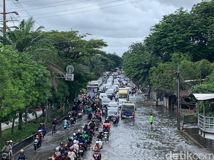 Jl Daan Mogot, Jakarta Barat, banjir, 29 Januari 2025 pukul 12.00 WIB. (Mulia Budi/detikcom)