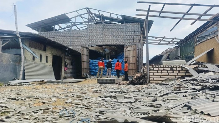Kalaksa BPBD Pamekasan bersama TRC melakukan asesmen lokasi bencana.