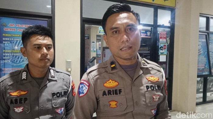 Kanit Gakkum Satlantas Polres Sumedang IPDA Arief saat memberikan keterangan kepada awak media di Mapolres Sumedang, pada Rabu (29/1/2025) petang.