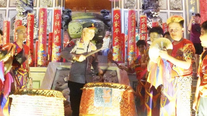 Kapolda Babel Irjen Hendro Pandowo di tengah perayaan Imlek di Pangkalpinang.