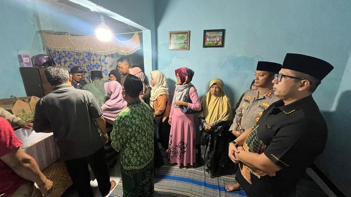 Kapolres Mojokerto Kota Takziah dan Santuni Korban Outing Class-Miras Oplosan