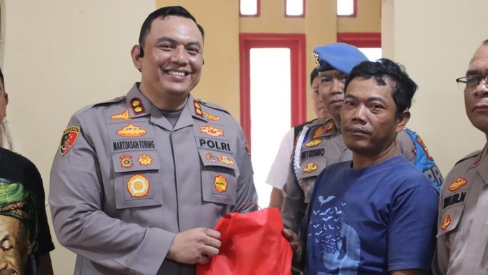 Kapolres Pelabuhan Tanjung Priok AKBP Martuasah H Tobing menyambangi warga Muara Angke yang terdampak banjir rob, Rabu (29/1/2025).