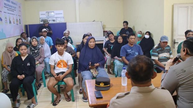 Kapolres Pelabuhan Tanjung Priok AKBP Martuasah H Tobing menyambangi warga Muara Angke yang terdampak banjir rob, Rabu (29/1/2025).