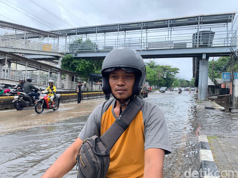 Karena banjir, sepeda motor mogok di Jl Daan Mogot, 29 Januari 2025, siang. (Mulia Budi/detikcom)