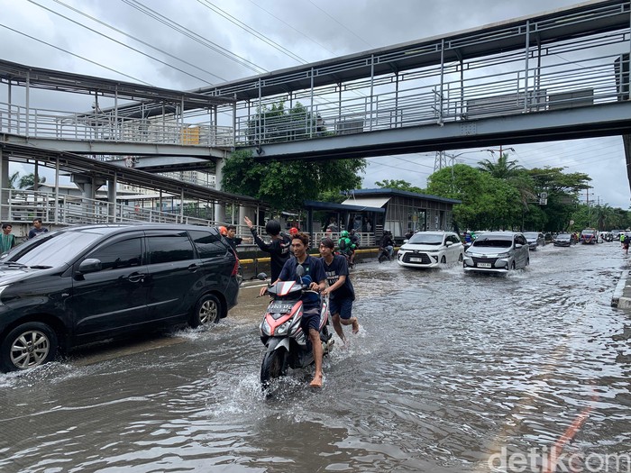 Karena banjir, sepeda motor mogok di Jl Daan Mogot, 29 Januari 2025, siang. (Mulia Budi/detikcom)