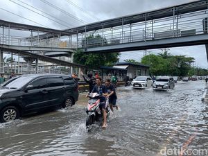 Banyak Sepeda Motor Mogok gara-gara Terobos Banjir Jl Daan Mogot