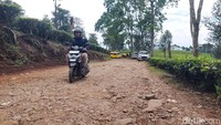 Sebelum memasuki kawasan Kebun Teh Sukawana, pengunjung mesti membayar tiket masuk di pos satpam seharga Rp5 ribu per orang.