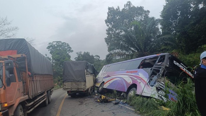 Kecelakaan bus vs truk di Jalintim Musi Banyuasin.