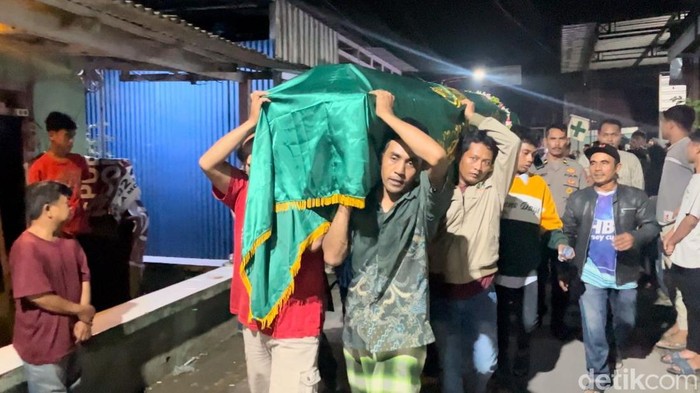 kedatangan jenazah siswa SMPN 7 Kota Mojokerto Terseret ombak