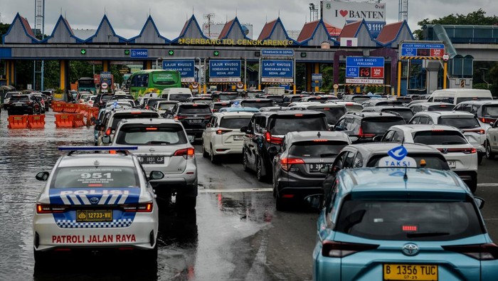 Kendaraan mengantre untuk keluar dari Gerbang Tol Cengkareng di Jakarta, Rabu (29/1/2025). Arus lalu lintas menuju Bandara Soekarno-Hatta tersebut tersendat karena dua lajur Jalan Tol Sedyatmo terendam banjir sehingga menimbulkan kemacetan.