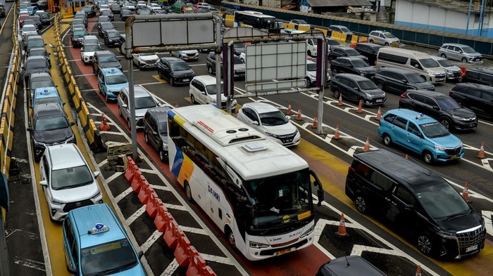 Kendaraan mengantre untuk keluar dari Gerbang Tol Cengkareng di Jakarta, Rabu (29/1/2025). Arus lalu lintas menuju Bandara Soekarno-Hatta tersebut tersendat karena dua lajur Jalan Tol Sedyatmo terendam banjir sehingga menimbulkan kemacetan.