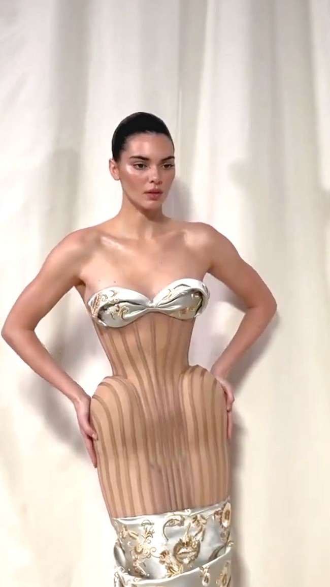 Agar semua perhatian tetap tertuju pada gaun Schiaparelli , Kendall Jenner menata rambutnya dalam sanggul sleek dan riasan flawless yang simpel. Foto: Dok. Instagram