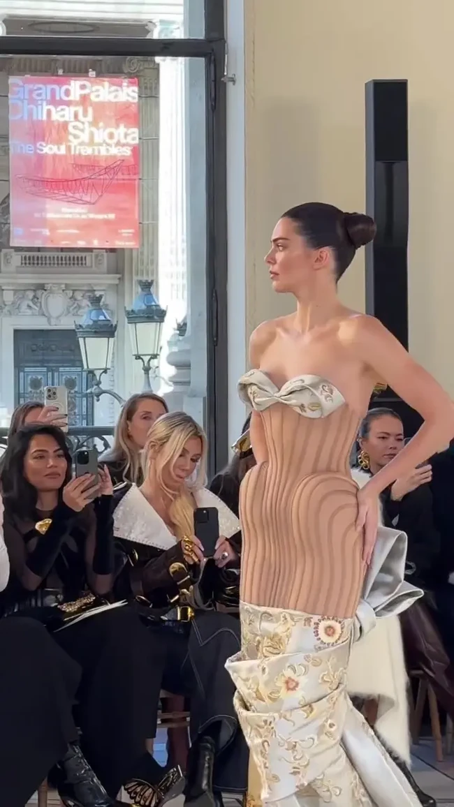 Seperti dikutip dari WWD, Kendall Jenner tampil sebagai model dalam peragaan busana Schiaparelli yang digelar dalam rangkaian Paris Haute Couture Week 2025, Selasa (28/1/2025).  Foto: Dok. Instagram