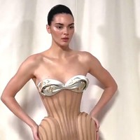 Agar semua perhatian tetap tertuju pada gaun Schiaparelli , Kendall Jenner menata rambutnya dalam sanggul sleek dan riasan flawless yang simpel. Foto: Dok. Instagram