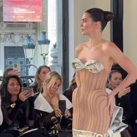 Seperti dikutip dari WWD, Kendall Jenner tampil sebagai model dalam peragaan busana Schiaparelli yang digelar dalam rangkaian Paris Haute Couture Week 2025, Selasa (28/1/2025).  Foto: Dok. Instagram