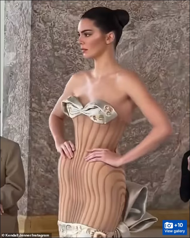 “Seluruh peragaan ini membuatku terpesona. Terima kasih sudah mengundangku. Aku takkan pernah melupakannya,” tulis Kendall Jenner lagi dalam unggahan di Instagramnya memakai gaun yang diperagakannya di Paris Haute Couture Week 2025. Foto: Dok. Instagram
