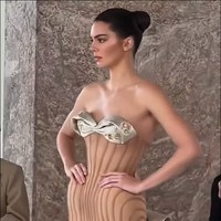 “Seluruh peragaan ini membuatku terpesona. Terima kasih sudah mengundangku. Aku takkan pernah melupakannya,” tulis Kendall Jenner lagi dalam unggahan di Instagramnya memakai gaun yang diperagakannya di Paris Haute Couture Week 2025. Foto: Dok. Instagram