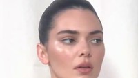 Underglazing, Teknik Makeup Kendall Jenner yang Bikin Wajah Glowing dari Dalam