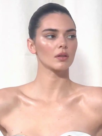 Underglazing, Teknik Makeup Kendall Jenner yang Bikin Wajah Glowing dari Dalam