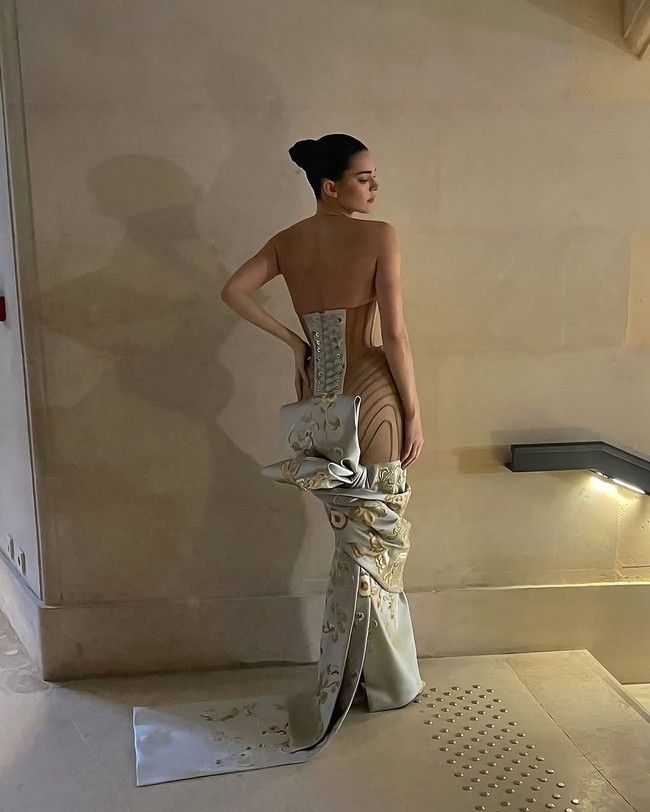 Penampilan Kendall Jenner memakai gaun Schiaparelli ini banjir komentar netizen termasuk dari sahabat dan teman-teman sesama artis. Hailey BIeber dalam komentarnya mengaku menangis melihat gaya Kendall. “OK, tapi jalanmu itu!??? Aku suka. Bersinarlah,” tulis penyanyi SZA. “Gila,” tulis penyanyi Chloe Bailey. Foto: Dok. Instagram