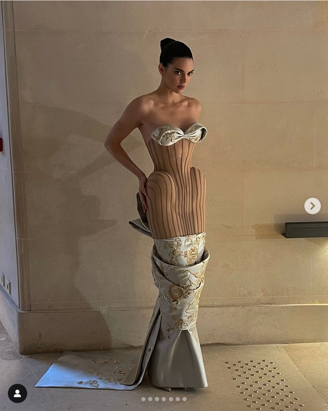 Kendall Jenner mengunggah penampilannya ke Instagram mengenakan gaun Schiaparelli ini usai tampil sebagai model. ““Gaun impian @schiaparelli @danielroseberry kamu benar-benar luar biasa,” tulis Kendall seraya menyebut nama desainer Schiaparelli dalam keterangan unggahannya. Foto: Dok. Instagram